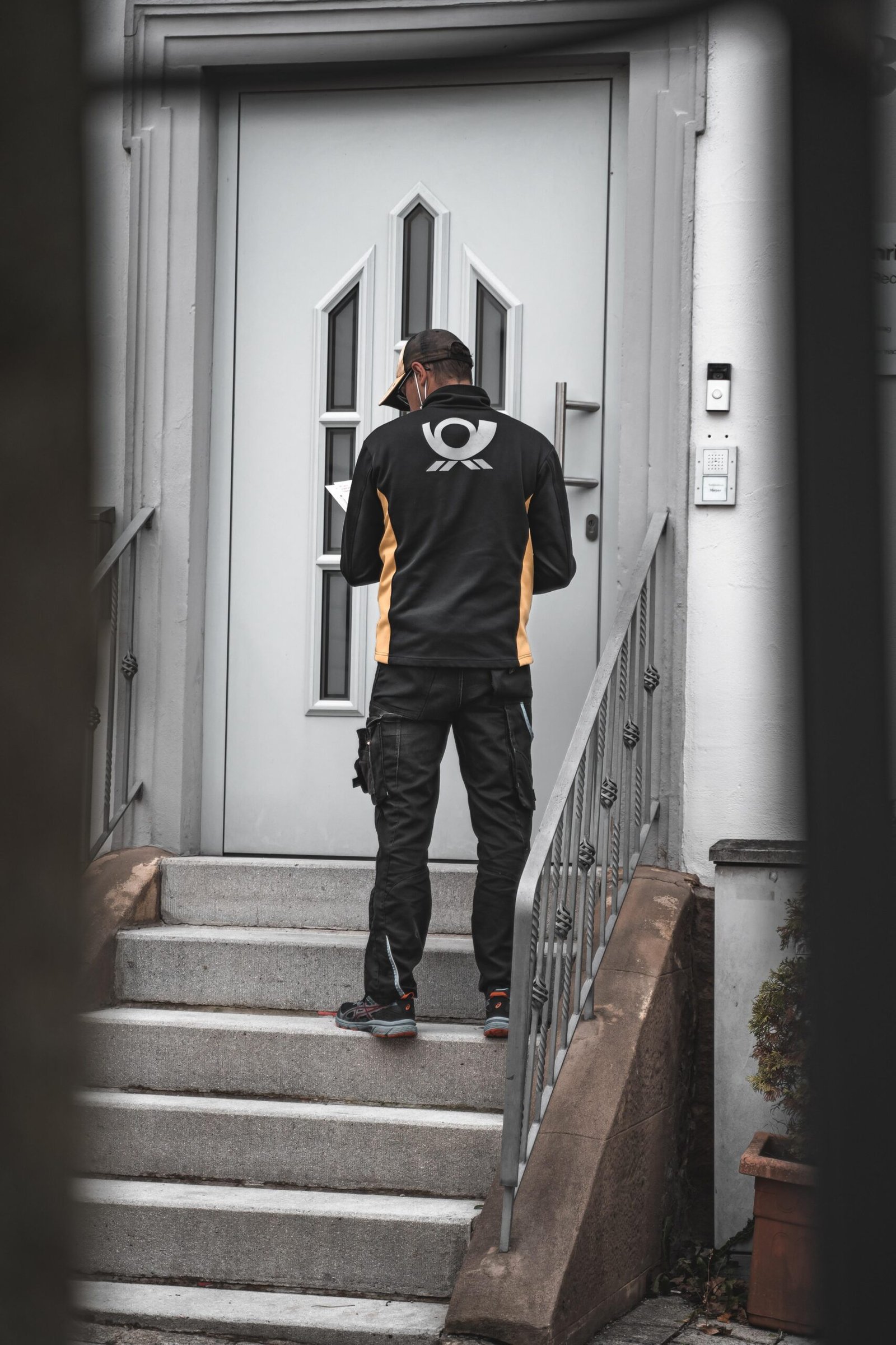 delivery-man-6735532